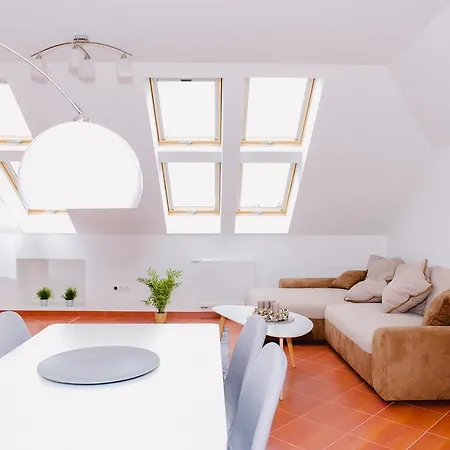 Nexus Apartment 4*
